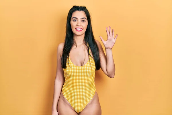 Junges Hispanisches Mädchen Trägt Badeanzug Und Zeigt Mit Finger Nummer — Stockfoto