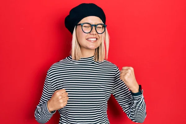 Piękna Blondynka Ubrana Francuski Wygląd Beretem Okulary Bardzo Szczęśliwy Podekscytowany — Zdjęcie stockowe