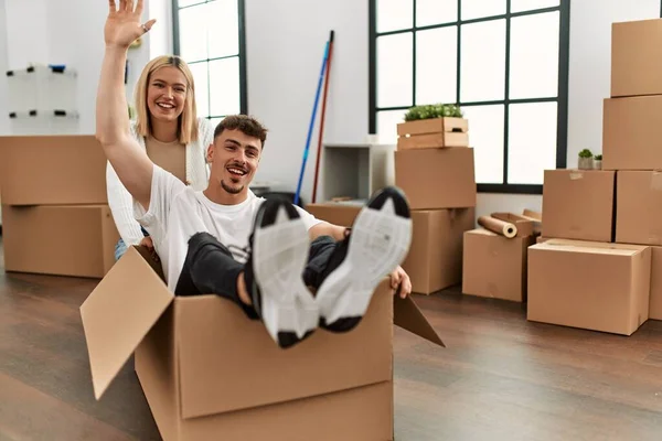 Joven Pareja Caucásica Sonriendo Feliz Jugando Con Caja Cartón Como —  Fotos de Stock