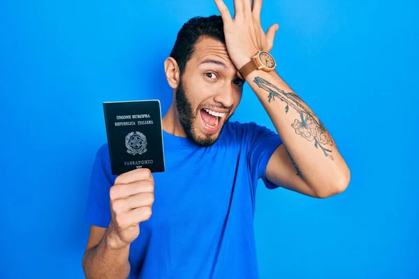 Hombre Hispano Con Barba Con Pasaporte Italia Sorprendido Con Mano — Foto de Stock