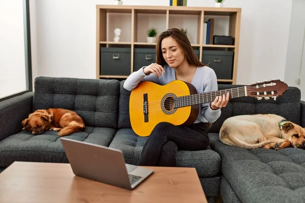 Młoda Latynoska Kobieta Online Gitara Klasy Siedzi Kanapie Psami Domu — Zdjęcie stockowe