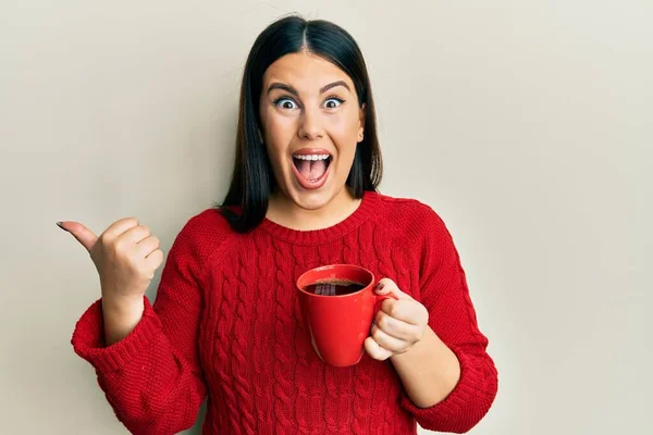 Mulher Morena Bonita Bebendo Uma Xícara Café Preto Apontando Polegar — Fotografia de Stock