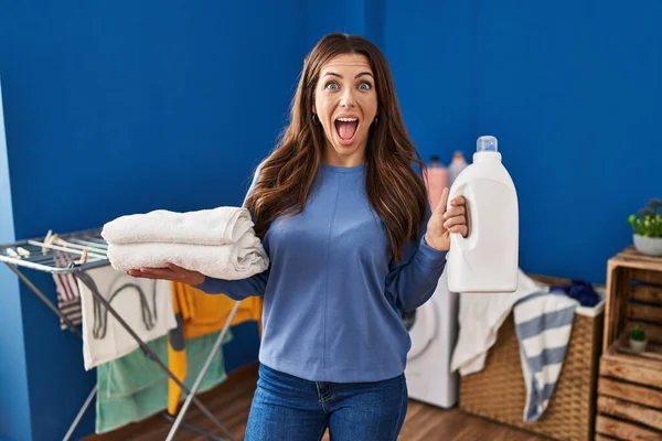 Ung Brunett Kvinna Håller Ren Tvätt Och Tvättmedel Flaska Firar — Stockfoto