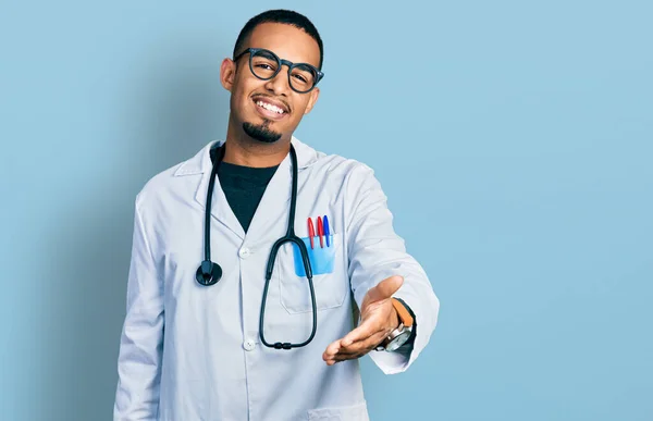 Joven Hombre Afroamericano Vistiendo Uniforme Médico Estetoscopio Sonriente Alegre Ofreciendo — Foto de Stock