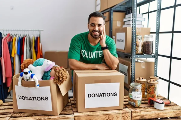 Jonge Spaanse Man Draagt Vrijwilliger Uniform Leunend Donaties Doos Het — Stockfoto