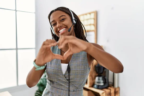 Jonge Afro Amerikaanse Vrouw Die Kantoor Werkt Een Operatorheadset Draagt — Stockfoto