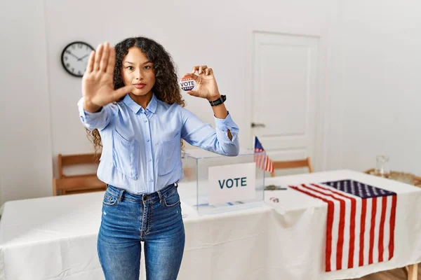 手のひらでジェスチャーを停止する投票によって政治運動に立っている美しいヒスパニック系の女性 怒っているとフラストレーション式 — ストック写真