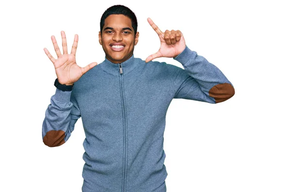 Junger Gutaussehender Hispanischer Mann Lässigem Sweatshirt Der Mit Finger Nummer — Stockfoto
