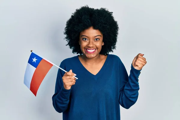 Молодая Африканская Американка Держа Руках Чилийский Флаг Гордо Кричит Празднуя — стоковое фото
