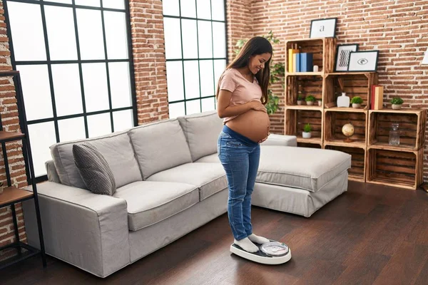 Jonge Latijnse Vrouw Zwanger Glimlachen Zelfverzekerd Meten Gewicht Thuis — Stockfoto