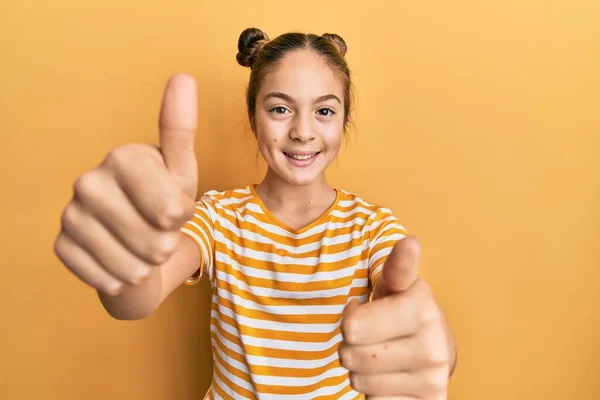 Schöne Brünette Kleine Mädchen Tragen Lässig Gestreiftes Shirt Zustimmend Positive — Stockfoto