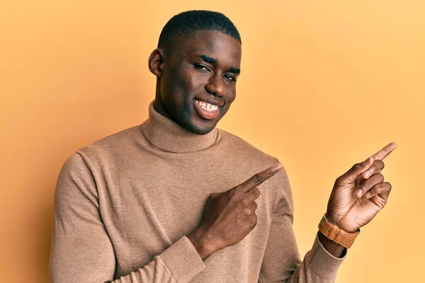 Νεαρός Αφροαμερικάνος Που Φοράει Casual Χειμωνιάτικο Πουλόβερ Χαμογελώντας Και Κοιτάζοντας — Φωτογραφία Αρχείου