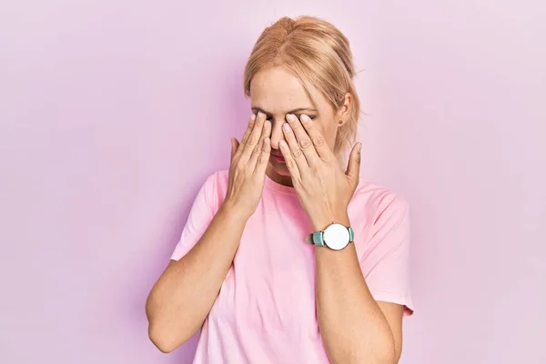 Junge Blonde Frau Lässigem Rosa Shirt Reibt Sich Die Augen — Stockfoto