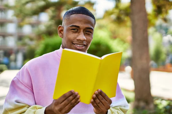 Jovem Afro Americano Sorrindo Livro Leitura Feliz Cidade — Fotografia de Stock