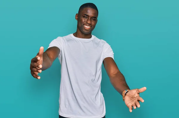 Jonge Afro Amerikaanse Man Draagt Casual Wit Shirt Kijkt Naar — Stockfoto
