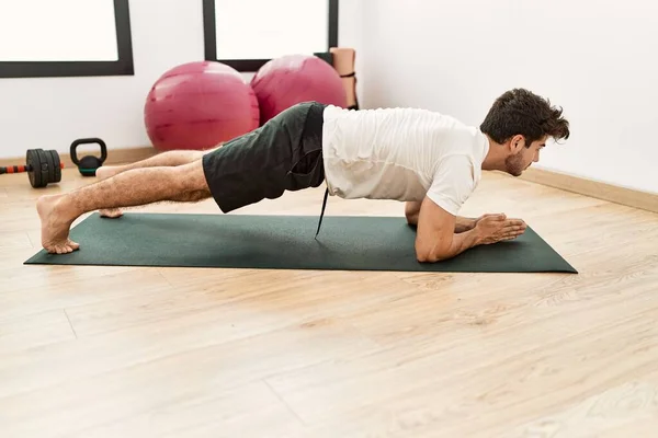 Hombre Hispano Joven Entrenando Abdominales Ejercicio Centro Deportivo —  Fotos de Stock