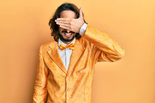 Jovem Hispânico Vestindo Hipster Olhar Elegante Sorrindo Rindo Com Mão — Fotografia de Stock