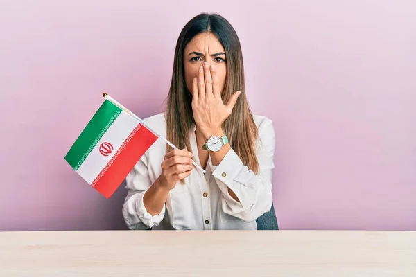 Fiatal Spanyol Kezében Irán Zászló Asztalon Befogja Száját Kézzel Megdöbbent — Stock Fotó