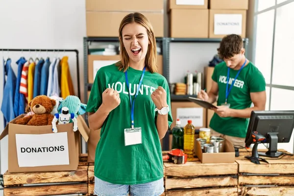 Jovem Loira Vestindo Camiseta Voluntária Carrinho Doação Muito Feliz Animado — Fotografia de Stock