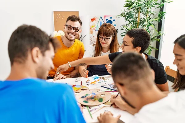 Resim stüdyosunda çizim yapan bir grup insan..