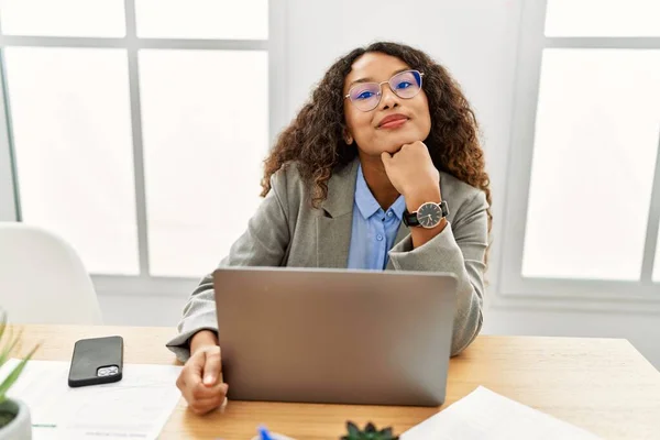 Ung Latinamerikansk Kvinna Ler Säker Att Arbeta Kontoret — Stockfoto