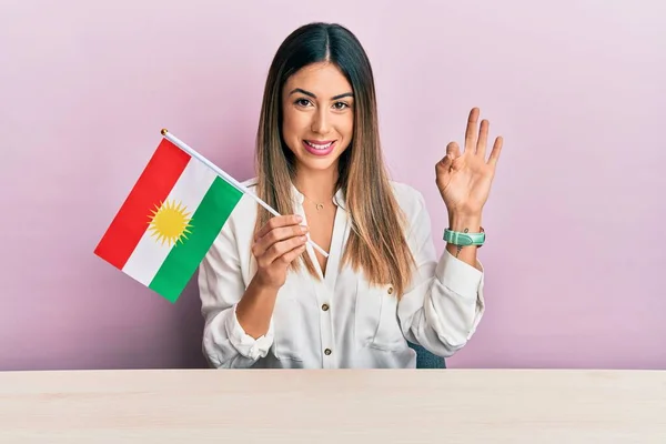 Masanın Üzerinde Kürdistan Bayrağı Tutan Genç Spanyol Kadın Parmaklarıyla Tamam — Stok fotoğraf