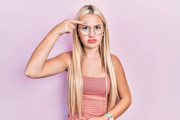 Ung Blond Flicka Klädd Vardagskläder Pekar Olyckligt Att Finne Pannan — Stockfoto