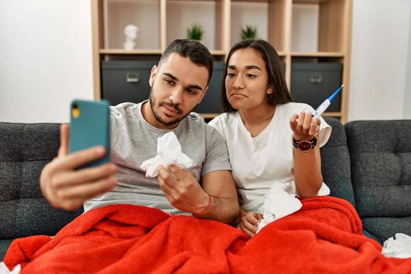 Unga Latinsjuka Par Som Har Medicinsk Telekommunikation Med Hjälp Smartphone — Stockfoto