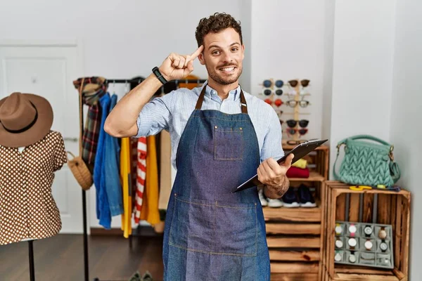 Knappe Jongeman Werkzaam Als Manager Bij Retail Boetiek Glimlachend Wijzend — Stockfoto