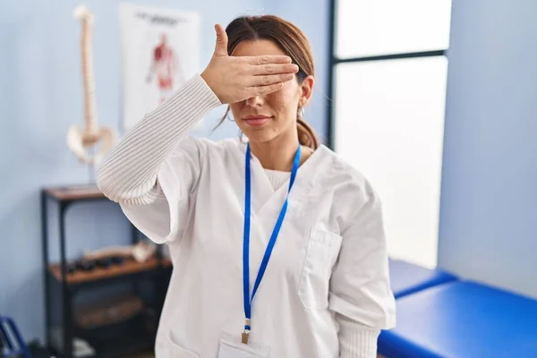 Young Brunette Woman Working Pain Recovery Clinic Covering Eyes Hand — Stock Photo, Image