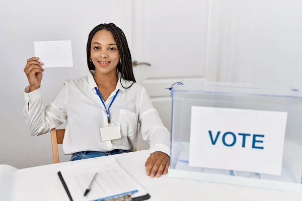 Giovane Donna Afroamericana Sorridente Fiducioso Tenere Voto Collegio Elettorale — Foto Stock