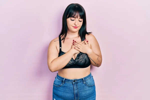 Ung Latinamerikansk Kvinna Klädd Underkläder Leende Med Händerna Bröstet Med — Stockfoto