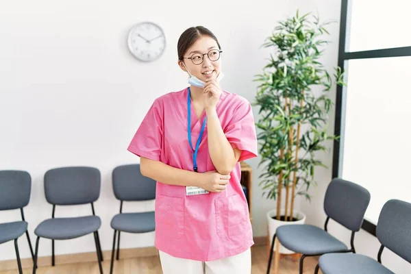 Joven Enfermera Asiática Sala Espera Médica Con Mano Barbilla Pensando —  Fotos de Stock