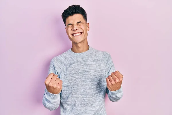 Ung Latinamerikan Man Bär Casual Kläder Mycket Glad Och Upphetsad — Stockfoto