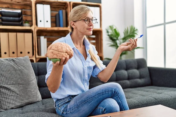 Junge Blonde Psychologin Mit Gehirn Sitzt Auf Sofa Klinik — Stockfoto