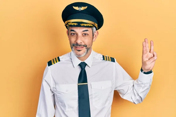 Stilig Medelålders Man Med Grått Hår Bär Flygplan Pilot Uniform — Stockfoto