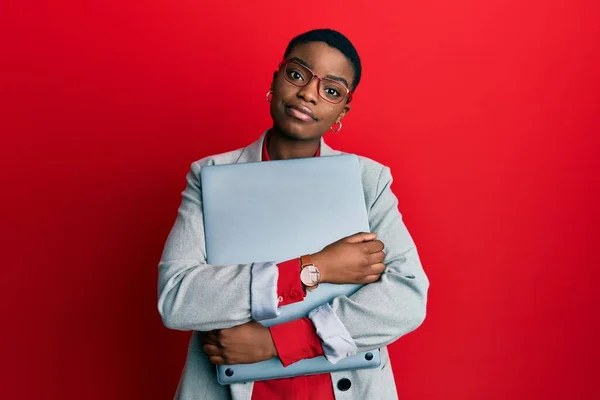 Fiatal Afro Amerikai Üzletasszony Laptopot Tart Lazán Komoly Arckifejezéssel Egyszerű — Stock Fotó