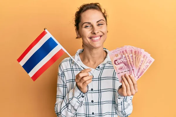 Mladá Brunetka Držící Thailandskou Vlajku Bahtové Bankovky Šťastným Chladným Úsměvem — Stock fotografie