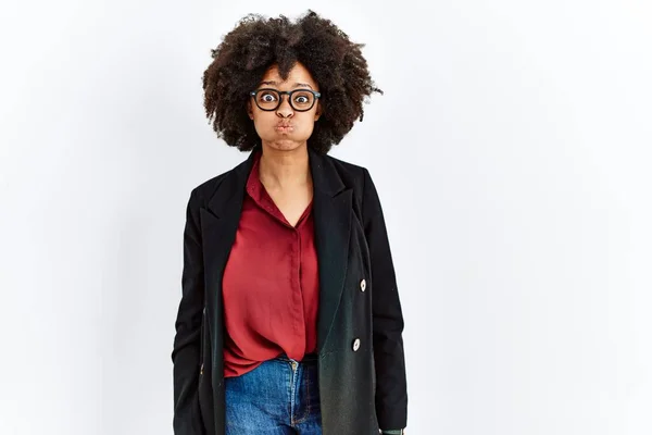 Αφροαμερικανή Γυναίκα Αφρο Μαλλιά Που Φοράει Επαγγελματικό Μπουφάν Και Γυαλιά — Φωτογραφία Αρχείου