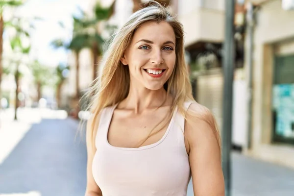 Hermosa Mujer Rubia Sonriendo Feliz Aire Libre Día Soleado —  Fotos de Stock