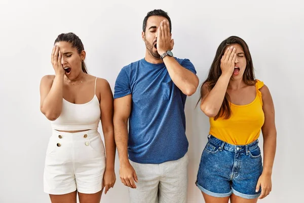 Groep Jonge Latijns Amerikaanse Mensen Die Met Hand Een Geïsoleerde — Stockfoto