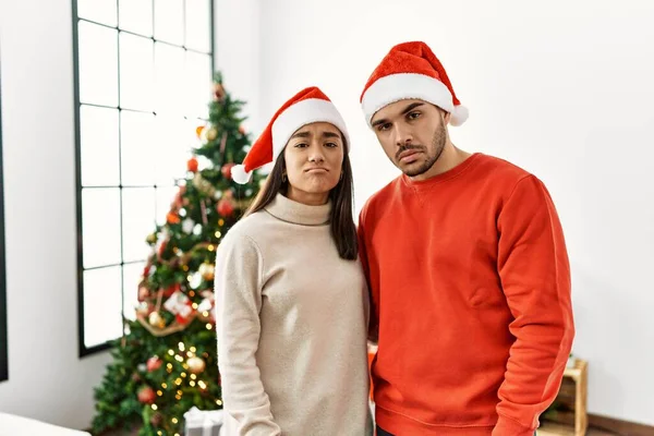 Jong Hispanic Paar Staan Bij Kerstboom Kijken Slaperig Moe Uitgeput — Stockfoto