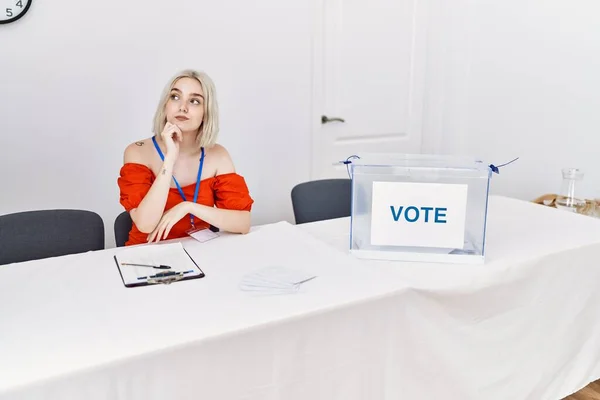 Mladá Běloška Politických Volbách Sedí Voleb Vážná Tvář Přemýšlí Otázce — Stock fotografie