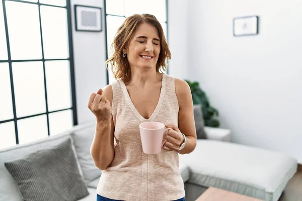 Žena Středního Věku Pije Kávu Doma Velmi Šťastný Vzrušený Dělá — Stock fotografie