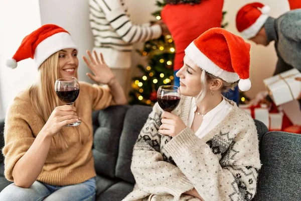 Eine Gruppe Junger Leute Feiert Weihnachten Zwei Frauen Reden Und — Stockfoto