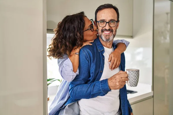 Μεσήλικες Ισπανοί Φιλιούνται Και Αγκαλιάζονται Πίνοντας Καφέ Στην Κουζίνα — Φωτογραφία Αρχείου