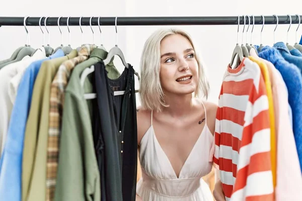 Mladá Běloška Žena Usmívá Sebevědomě Objevuje Přes Oblečení Obchodě Oblečením — Stock fotografie