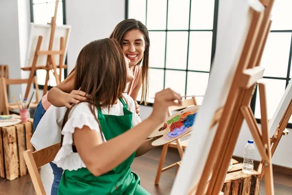 Student Nauczyciel Uśmiechający Się Szczęśliwy Malarstwo Szkole Artystycznej — Zdjęcie stockowe