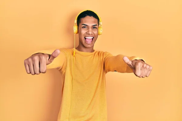 Giovane Ragazzo Afroamericano Che Ascolta Musica Usando Cuffie Che Approvano — Foto Stock