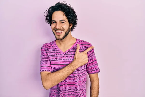 Hezký Hispánský Muž Nenucené Růžové Tričko Veselý Úsměvem Obličeje Ukazuje — Stock fotografie